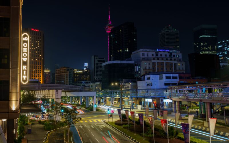 KLCI vs S&P 500 stock market comparison Malaysian investors